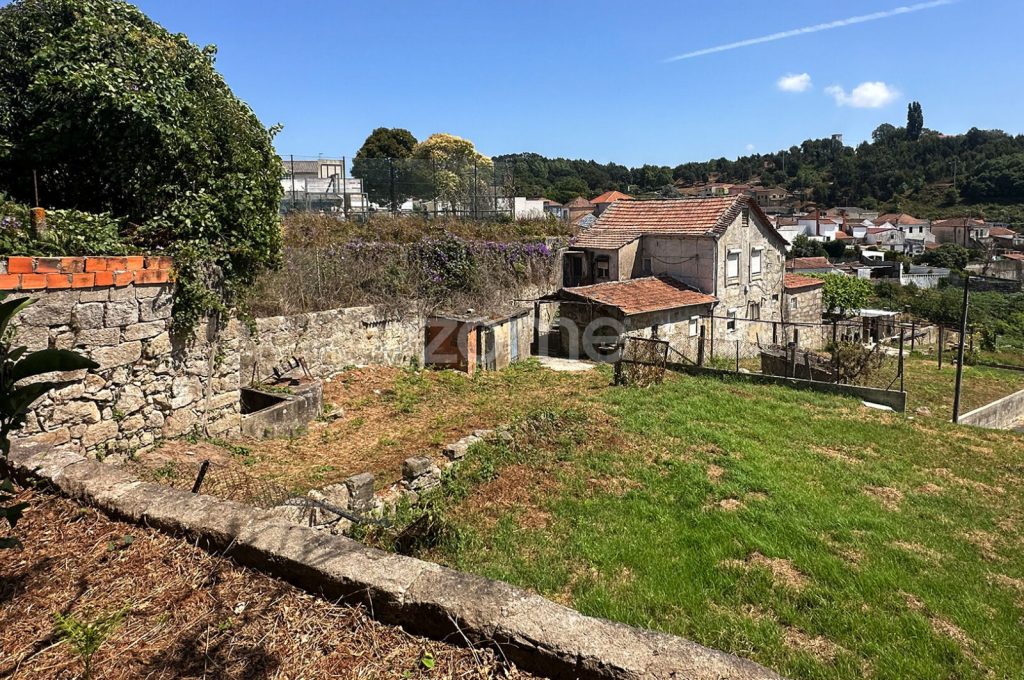 Moradia T2+2, Terreno Urbano e Terreno Rústico em Guifões, Matosinhos